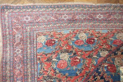 null Important tapis Karabagh (Caucase) à décor de roses sur fond bleu dans des réserves...