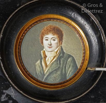 null Miniature ronde 

Portrait d'un jeune homme aux cheveux bouclés en redingote...