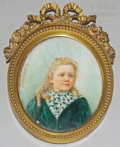 null Miniature ovale signée C. LEVASSEUR à gauche

Fillette blonde aux cheveux bouclés

Début...