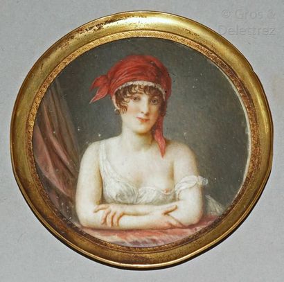 null Miniature ronde 

Portrait d'une femme avec un foulard rouge sur la tête, un...