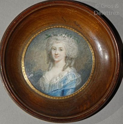 null Miniature ronde 

Portrait d'une femme en robe bleue, une couronne de fleurs...