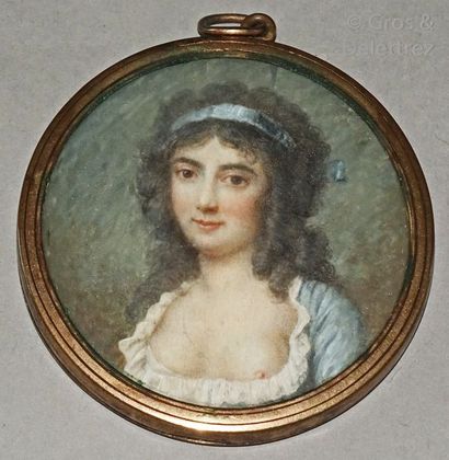 null Miniature ronde 

Portrait d'une femme avec un ruban bleu dans les cheveux,...
