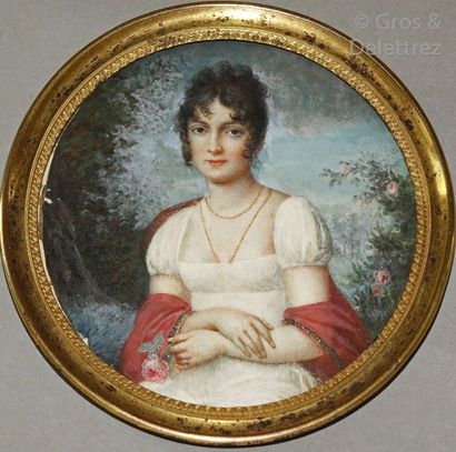 null Miniature ronde 

Portrait d'une femme à l'étole rouge et au collier sur fond...