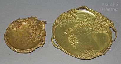 null Albert MARIONNET (1852-1910). 

Deux vide-poches en bronze doré à décor de feuillages...