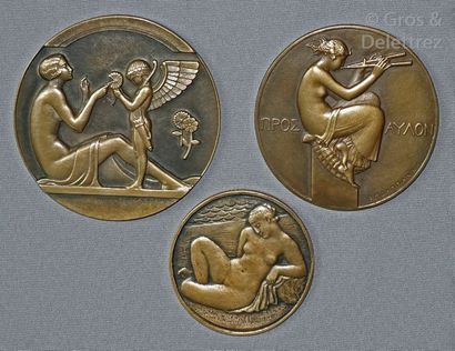 null Trois médailles en bronze figurant :

- l'une "Aphrodite et Eros effeuillant...