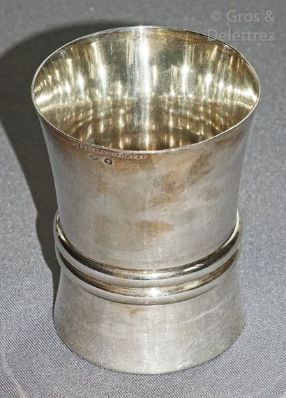 null Petite timbale en argent décorée à mi-corps de deux joncs et gravée « golf de...