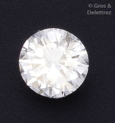 null Diamant taillé en brillant. 	

Poids?: 1,66 carat. 	

Couleur?: H. Blanc. 	

Pureté?:...