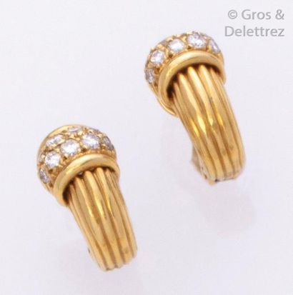 HERMES - Paire de boucles d’oreilles en or jaune ornées de diamants taillés en brillant....