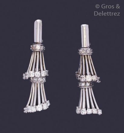 null Paire de pendants d’oreilles en or platine ajouré ornés de diamants taillés...