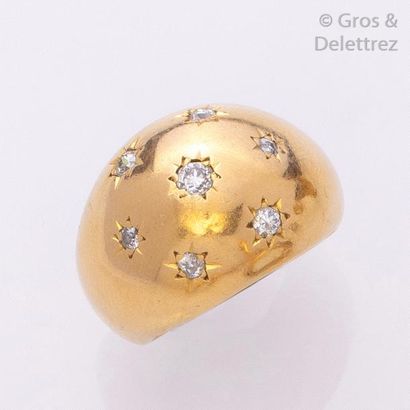  Bague «?boule?» en or jaune ornée de diamants taillé en brillant en sertis étoilés....