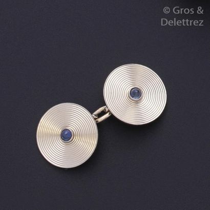 null Paire de boutons de manchette ronds en or gris orné chacun de deux saphirs cabochon....