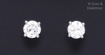 null Paire de boutons d’oreilles en or gris ornés chacun d’un diamant taillé en brillant...