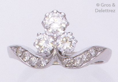  Bague «?Duchesse?»?» en or gris ornée de trois diamants taillés en brillant bordés...