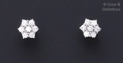 null Paire de boutons d’oreilles «?Étoile?» en or gris entièrement sertis de diamants...