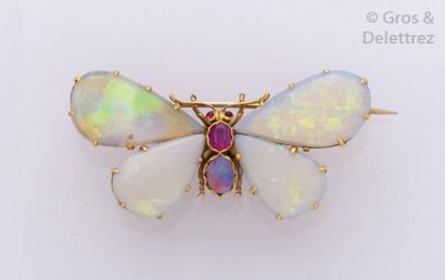 null Broche «?Papillon?» en or jaune, les ailes et le corps ornés d’opales arlequins,...