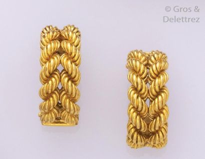 null HERMES - Paire de boucles d’oreilles en or jaune tressé. Signé hermès. P. 27...