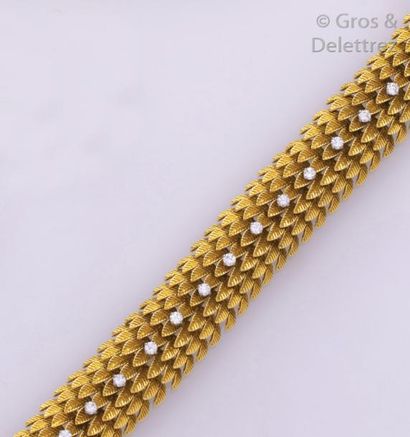 null Bracelet souple en or jaune à décor d’écailles orné de dix-huit diamants taillés...