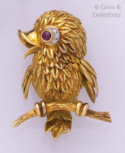 null MAUBOUSSIN - Broche «?oiseau?» en or jaune ciselé, l’œil serti d’un rubis cabochon...