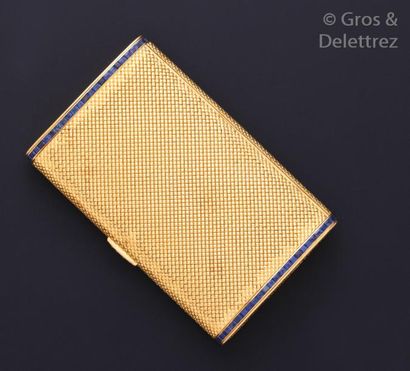 null BOUCHERON - Minaudière oblongue en or jaune à décor de grains de caviar, le...