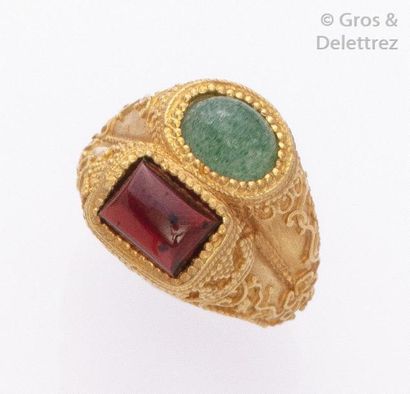 null ZOLOTAS - Bague en or jaune ciselé ornée d’un grenat et d’une aventurine. Signée...