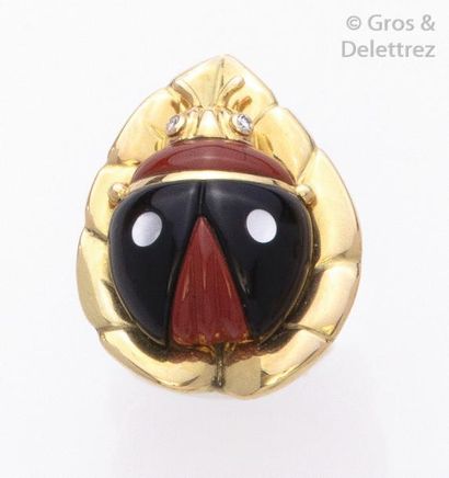 null Bague en or jaune à décor d’une coccinelle émaillé rouge et noir sertie de nacre,...