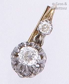 null Paire de boucles d’oreilles «?dormeuses?» en or jaune et or gris ornées chacune...