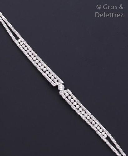 null Bracelet souple en or gris ajouré entièrement serti de diamants taillés en brillant,...