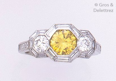 null Bague en platine ornée d’un diamant taillé en brillant de couleur jaune bordé...