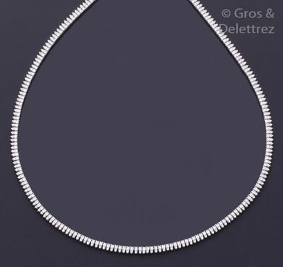 null Collier rivière en or gris orné d’une ligne de diamants taillés en brillant...