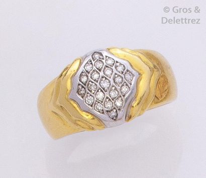 null Bague en or jaune et or gris godronnés ornée d’un pavage de diamants taillés...