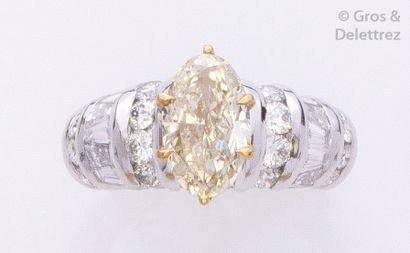 null Bague en or gris ornée d’un diamant jaune de taille navette pesant 1,60 carat...