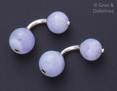 null Paire de boutons de manchettes en or gris ornés de boules d’agates bleues et...