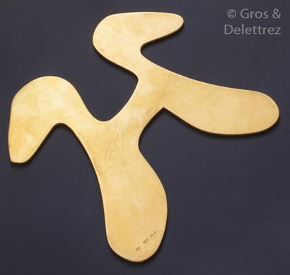 null JEAN HANS ARP (1886-1966) - Pendentif en bronze plaqué or. Porte le cachet ARP....