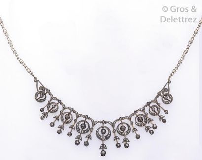 Collier draperie argent orné de motifs floraux en chute sertis de diamants taillés...