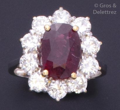 null Bague en or gris ornée d’un rubis facetté dans un entourage de diamants taillés...