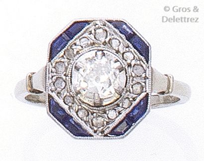 null Bague en platine ornée d’un diamant taillé en brillant dans un double entourage...