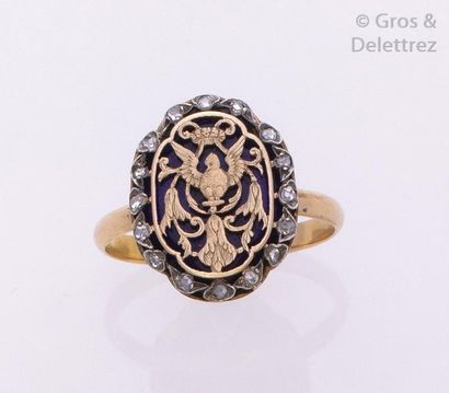 null Bague en or jaune et argent ornée d’un motif filigrané à décor d’oiseaux sur...