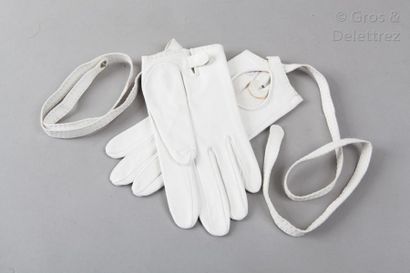 HERMÈS Paris made in France *Paire de gants de conduite «Idylle» en cuir agneau blanc,...