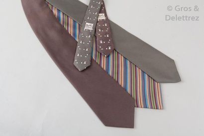HERMÈS Paris made in France *Lot de trois cravates en soie imprimée dans les tons...
