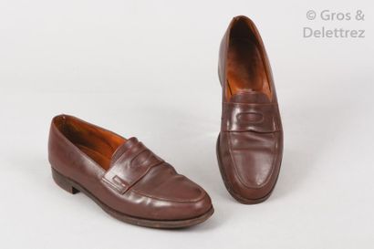 John LOBB *Paire de mocassins « Lopez « en veau grené ébène, semelles en cuir. T....