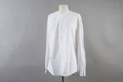 HERMÈS Paris made in France Lot de deux chemises blanches à col mao, l’une en lin...
