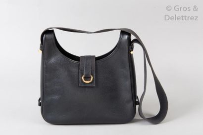 HERMÈS Paris made in France *Sac «Tsako» en Vache Ardennes noir, fermeture languette...