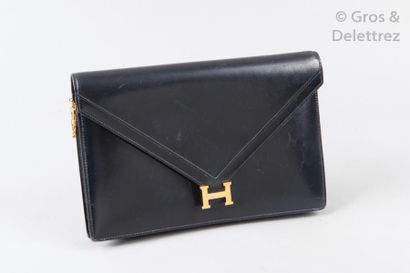 HERMÈS Paris made in France *Pochette «Lydie» 26cm en box noir, fermoir «H» plaqué...