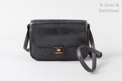 HERMÈS Paris made in France *Sac besace 23cm en Vache Ardennes noir à trois compartiments,...