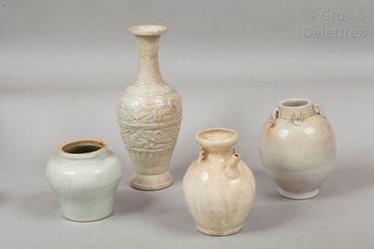 null Chine, XXe siècle 

Lot comprenant trois vases en céramique émaillée crème et...