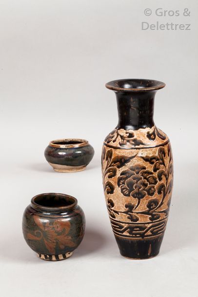 null Chine, dans le style des Han, XXe siècle 

Vase de forme cocon en céramique...