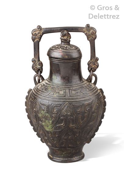 null Chine, XVIII-XIXe siècle

Vase couvert de forme Hu en bronze, à décor d’un motif...