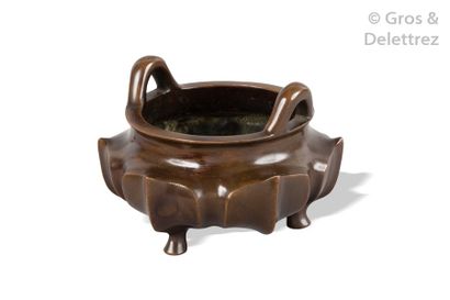 null Chine, XVIIIe siècle

Brûle-parfum tripode en bronze de patine brune, reprenant...