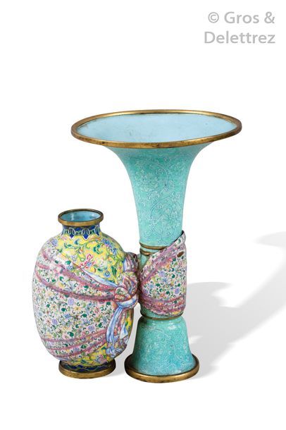 null Chine, marque et époque Yongzheng, XVIIIe siècle

Deux vases accolés en émaux...