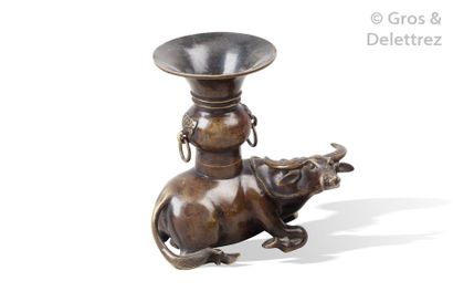 null Chine, XVIIIe siècle

Groupe en bronze de patine médaille formant brûle-parfum,...